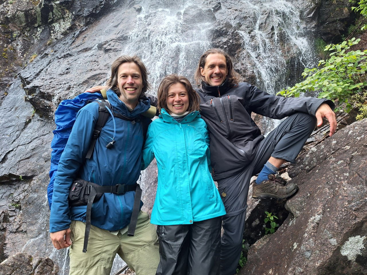 Jean-Charles, Loïc et Ilona au bord de l'eau